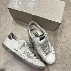 Golden Goose Superstar - Säljer mina Golden Goose Superstars - Riktigt snygg och orginell färg med silvriga detaljer och silvrig sula - Beställda från Golden Goose för ca ett år sedan - Skick 7/10 - Nypris ~ 6000kr, Mitt pris 2799kr - Tveka inte på att höra av dig⭐️