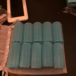 Blå hårspolar i set - Säljer ett set med blå hårspolar. Perfekta för att skapa volym och lockar utan värme. De är lätta att använda och kommer i en praktisk förvaringspåse. Perfekt för både vardag och fest!