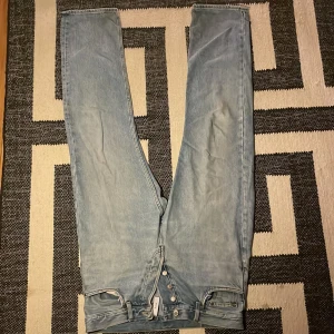 Space Relaxed Jeans - Space avslappnade raka jeans  Väldigt bra skick (se bilder eller fråga om mer) Säljer för gillar inte pass formen   Vill bli av me dem så priset flexibelt