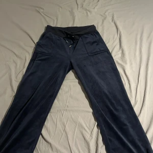 Juicy byxor  - Storlek L   Bra skick, förutom litet hål som är sytt och inte ska kunna gå upp igen!  