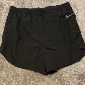 Svarta Nike shorts - Svarta Nikeshorts. Dubbla sidor. Väldigt bra skick