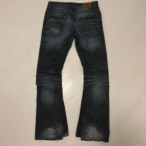 flared jeans - blåa flared jeans me skön wash. smått nedgångna. köpta här på plick. kom privat om du har frågor mm🩻