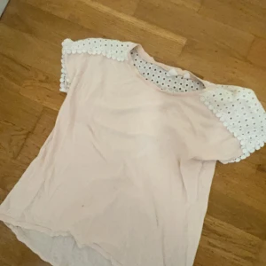 T-shirt  - Bra skick , spets , rosa , gullig