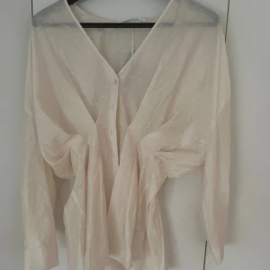 Blus - Cremevit blus från samsoe samsoe med blomdetaljer. Strl XXS men passar mig som är XS. Säljer då den inte kommit till användning. Prislapp är kvar. Nypris är 1500kr säljer för 380kr