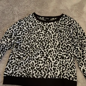 Tröja - Säljer denna tröjan från Monki är helt ny aldrig använd. Skriv privat för bild på. Storlek S. Sista bilden ser ni hur den sitter på.