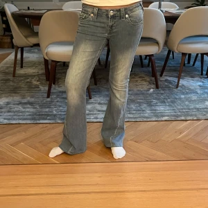Ljusblå truereligion jeans💙💙 - Super coola true religion jeans i storlek 26/30, super sparsamt använda!!💙💙