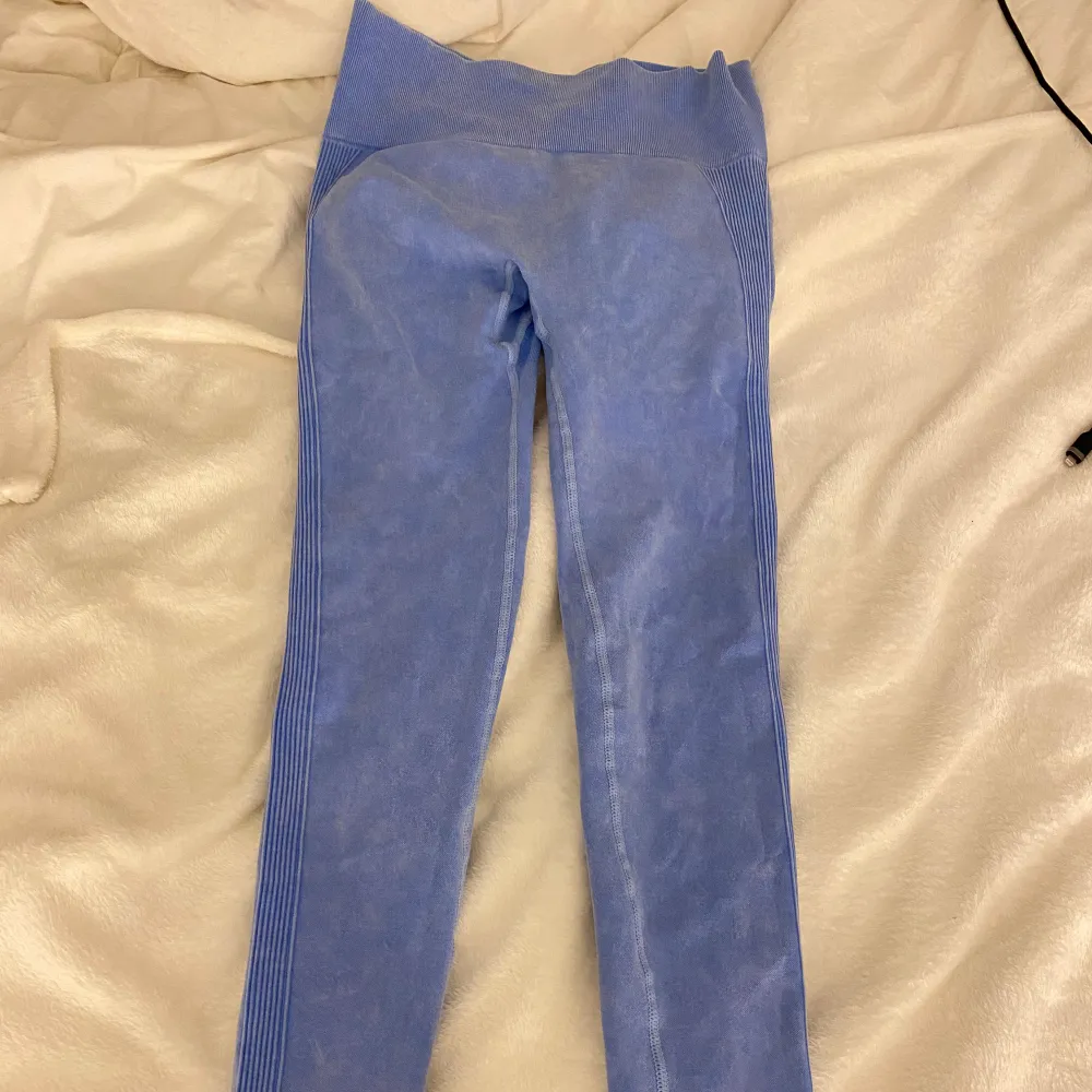 Blåa träningsbyxor, storlek M. Helt oanvända - 50kr. Jeans & Byxor.