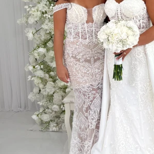 Festklänning  - En vit/off White fest/balklänning. Den är i storlek S, går dock att justera då det är en corsett i fram. Har bara använts en gång. Relativt bra skick. Pris går att diskutera. Skicka ett meddelande för fler bilder! 