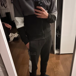 Armani Tracksuit - Säljer min Armani tracksuit eftersom att den ej kommer till användning. 10/10 skick då den knappt är använd. Inga defekter alls, har du någon fråga är det bara att skriva!