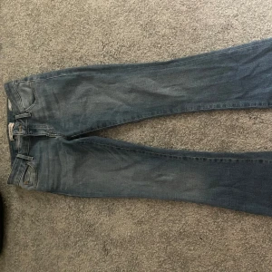 lågmidjade jeans - jättefina lågmidjade utsvängda jeans från guess. köpta på plick, säljer för de va för långa för mig💕jättebra skick! skriv för fler bilder