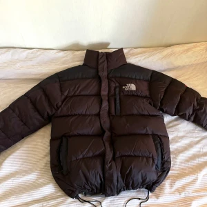  North Face Puffer - Brun vintage north face puffer del av ”summit series”, vintage, äkta och säljer jätte billigt för har köpt ny puffer , size L men passar också M, 100% nylon och goose filling perfekt för vintern, hör av för mer bilder eller frågor 
