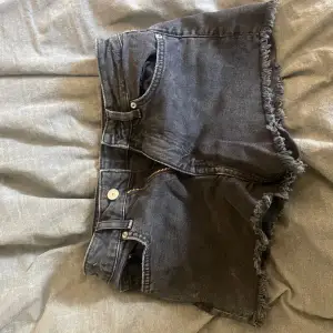 Midwaist svart-grå jeansshorts. Säljer då de numera är för små för mig!