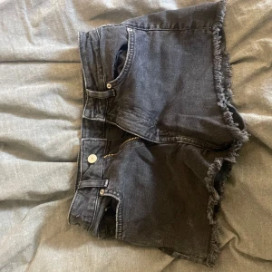 Midwaist jeanshorts - Midwaist svart-grå jeansshorts. Säljer då de numera är för små för mig!