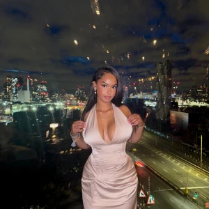 Club L London beige dress - Beige klänning från club l london, classy och perfekt för födelsedagar. ANVÄND 1 kväll. ord 1499kr