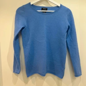 Fin bekväm blå långärmad cashmere tröja! - Super fin bekväm och stilren cashmere långärmad tröja! 