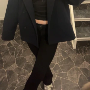 gina jeans  - Säljer mina fina jeans från ginatricot, använda ungefär 5 gånger då jag inte tycker dom passar mig. Super fint skick. hör gärna av dig innan du trycker på köp nu!🩷pris går att diskutera. 🩷