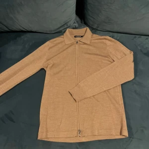 J.Lindeberg full zip  - Säljer nu denna riktigt feta J.Lindeberg ful zip i storlek S 🙌 Tröjan är gjord fullt i merino ull. Endast använt fåtalet gånger. Ny pris:1000kr | Mitt pris:399kr