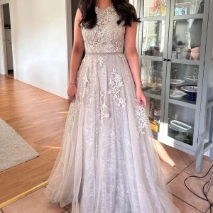 Balklänning  - Grå balklänning i storlek S. Hade denna superfina klänning på min studentbal. Den var inlägg/inbyggd bh. Öppen rygg och långt fint släp