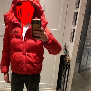 Hoodrich - Ass fet jacka nu till hösten/Wintern är jätte varm och gosig på kalla dagar den är i nytt skick. Är i storlek xS