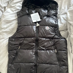 Moncler väst  - Fett väst som är i 10/10 skick säljer bort snabbt bara skriva ifall du vill ha fler bilder eller så