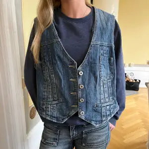 Så snygg o cool jeansväst!! Passar till allt och perfekt nu till hösten💞