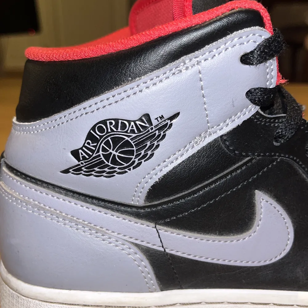 Jordan 1s high för ett bra pris. Skorna har storlek 43 och är i gott skick. . Skor.