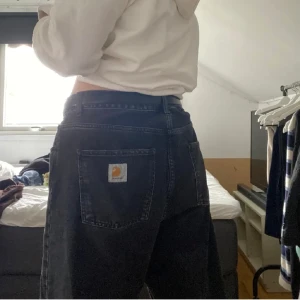 Svarta Carhartt jeans M-L - Säljer dessa Carhartt jeans då de inte är min stil längre. Jag köpte dem här på plik. Passar storlek Medium-Large.