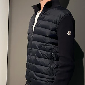 Moncler cardigan  - Hej säljer nu min Moncler cardigan. Den är i bra skick och använd sparsamt! Skick 8/10 storlek L passar även M. Mitt pris 3000 nypris 10000. Har ni några frågor så är det bara att ställa! (Priset kan diskuteras)