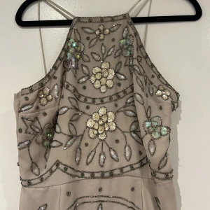 Festklänning  - Festklänning från ASOS i storlek 36.