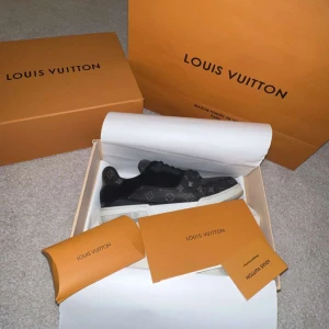 Louis Vuitton Skor  - Louis Vuitton skor storlek 44 , skick 9,5/10, pris kan diskuteras! Kvitto, påse, dustbags, lådor, bok och extra snören tillkommer ! Endast seriösa intressenter 