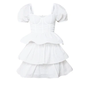 Studentklänning - Jag säljer denna klänning perfekt för studenten💕 klänningen är OANVÄND med prislapp och allt kvar, den är ifrån Pretty little thing och i storlek. Originalpris är 499kr!💓💓