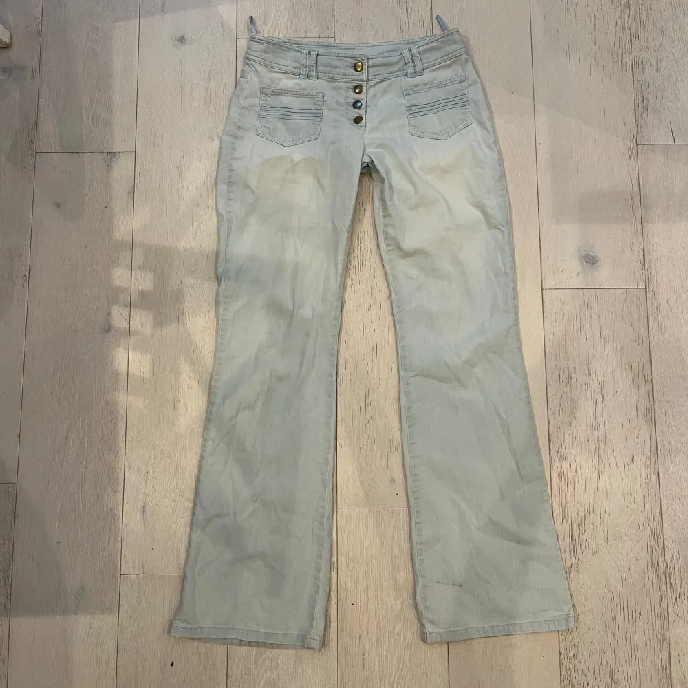 Dösnygga lågmidjade utsvängda ljusblå byxor med jeans stil! Midjemått: 39cm, Grenhöjd: 21cm, Innerbenslängd: 84cm och Längd: 105cm 💛💛💛. Jeans & Byxor.