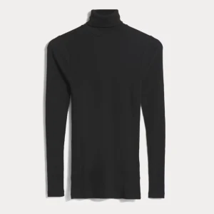 Hög hals tröja  - "Säljer en svart långärmad tröja med hög hals från Cubus, helt oanvänd och i perfekt skick. Stilren och bekväm, passar både till vardag och mer uppklädda tillfällen. Hör av dig vid intresse!" Köpte den 599kr säljer den 200 utan användning