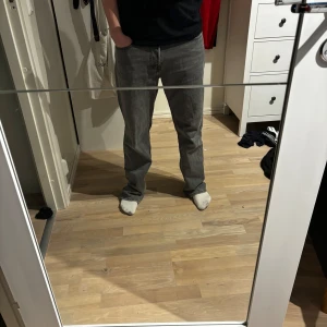 Grå jeans från Zara - Säljer ett par grå jeans från Zara. De är i en klassisk straight fit och har en snygg, lite tvättad look. Perfekta för både vardag och lite mer uppklädda tillfällen. Storleken är W32 L32.