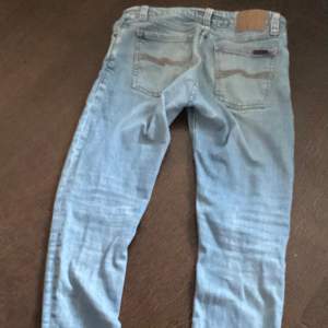 Säljer ett par nudie jeans storlek 29/32 lite små defekter men inget man ser.