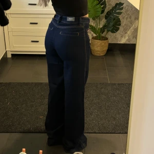 Mos Mosh jeans - Säljer ett par mörkblåa Mos Mosh jeans🤍 Storlek 25, passar mig bra i midjan med alldeles för långa för mig, jag är 160cm! Helt oanvända med prislappen kvar🤍 Nypris 1700kr