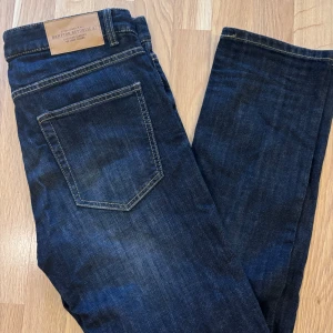 Hampton republic Jeans - Säljer slim fit hampton republic jeans med storlek 33/32. Perfekt scick