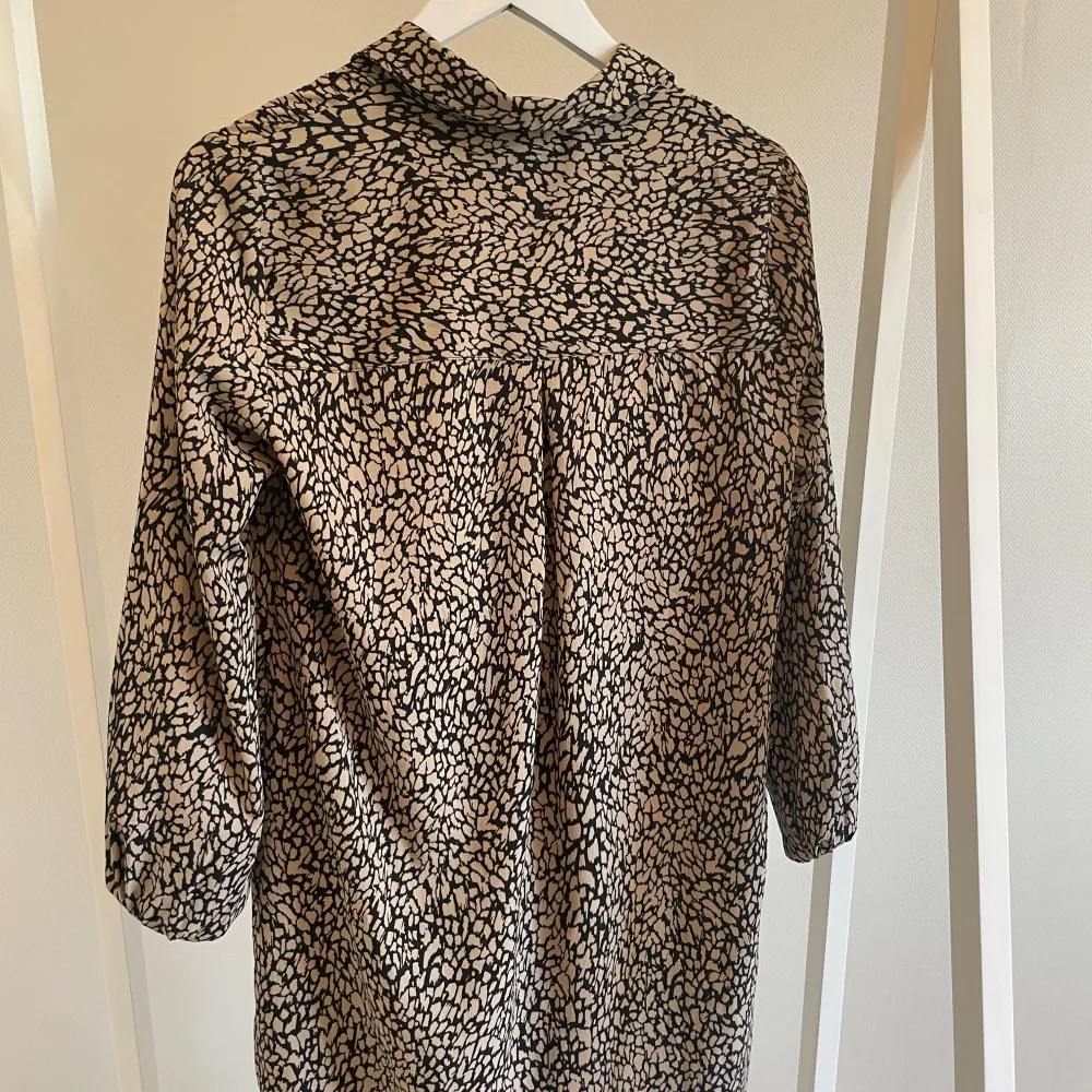 Leopardklänning/skjorta från Pieces. Knappt använd. Fint tunt material av polyester. . Klänningar.