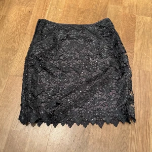 Kjol - Svart vintage kjol från H&M 🖤 Ställ frågor eller tryck ”köp nu”!