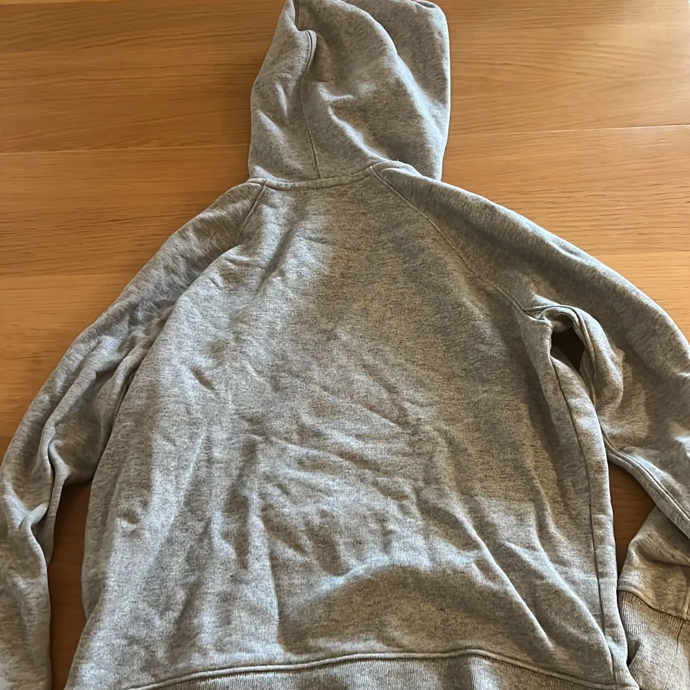 Säljer min Levi’s Hoodie säljes. Storlek xs.. Hoodies.