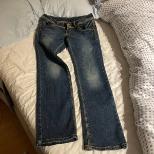Skitsnygga mörkblå jeans - Amerikanskt märke, finns inte att köpa i Sverige, inga defekter! Säljer för 300😊 Inte fullt säker på vad det är för storlek, det står SIZE 29 på lappen, men skulle säga att det passar någon som är S❣️❣️
