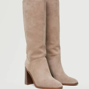 mango mocka boots - säljer dessa fina boots i äkta beige mocka från mango🩷i fint skick men har några mindre defekter som jag hoppas syns på bild 4, annars är det bara att skriva för bild🫶står strlk 37, men passar mig som har 38! använd gärna köp nu❣️