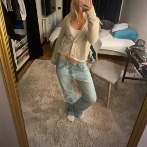Blå Levis Jeans - Jätte fina byxor från Levis i bra skick. Passar perfekt i längden för mig som är 164 cm. Säljer dom på grund av att jag inte använder dom längre.💕