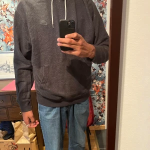Nike hoodie - Helt vanlig snygg svartgrå nikehoddie i storlek M, Jag på bilden är 183 cm. Säljer för 150kr
