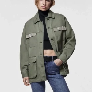 Grön overshirt med fickor - Säljer en snygg grön jeansjacka med knappar och stora fickor framtill. Passar mig som har M.