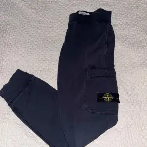 säljer nu mina stone island mjukisbyxor! Storleken är 12Y och de är köpta från NK. Nu pris ca. 2000 mitt pris blir endast 800kr. Hör av er vid frågor!