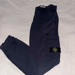 STONE ISLAND BYXOR - säljer nu mina stone island mjukisbyxor! Storleken är 12Y och de är köpta från NK. Nu pris ca. 2000 mitt pris blir endast 800kr. Hör av er vid frågor!