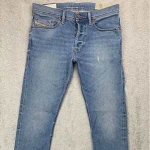 Diesel Jeans - Säljer ett par snygga diesel Jeans i storleken 30/30 och i färgen blått. Bra skick✅Längden på jeansen är 101 cm. Modellen är Tepphar🤝Passformen är slim carrot som motsvarar slim fit. Kontakta mig gärna vid frågor/funderingar