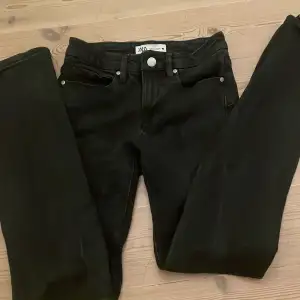 Snygga svarta midwaist jeans från Zara 💓 Storlek 34  Tryck ej på köp nu!