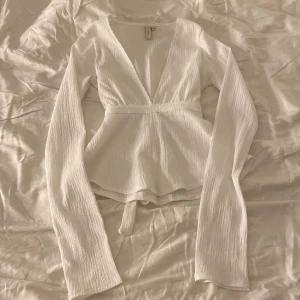 vit blus  - Vit blus från Nelly i storlek xs  Nyskick  Priset går att diskutera 